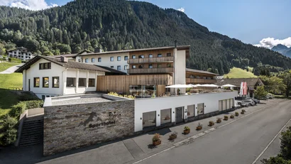 Sporthotel in den Bergen mit Terrasse und Parkplatz