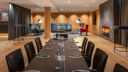 Moderner Besprechungsraum mit Holzboden und gemütlichem Kamin