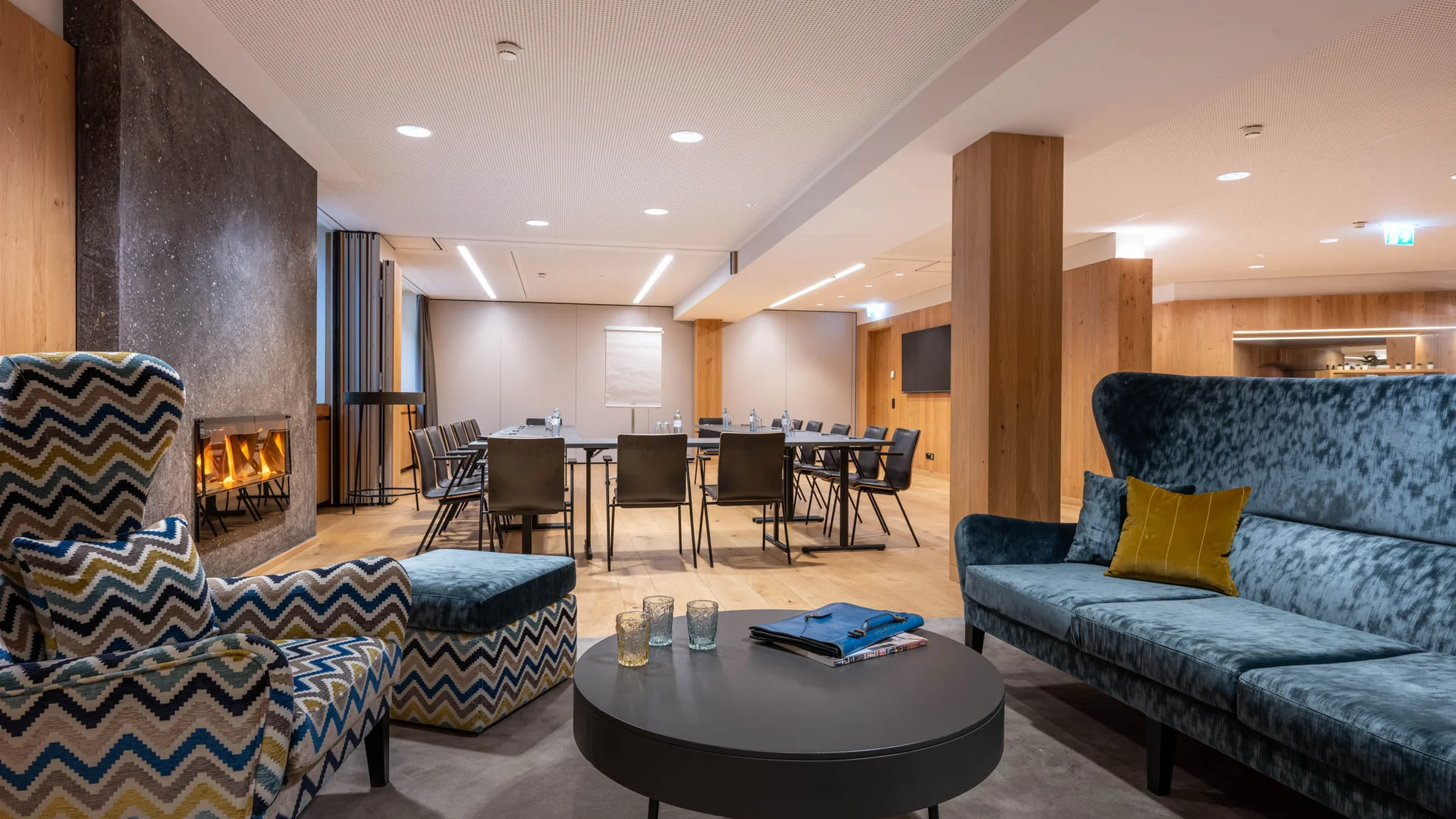 Moderner Konferenzraum mit Kamin und gemütlichen Sitzmöbeln