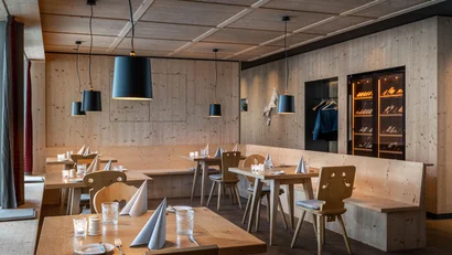 Gemütliches Restaurant mit Holzinterieur und gedeckten Tischen