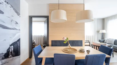 Moderner Essbereich mit blau gepolsterten Stühlen und hölzernem Esstisch