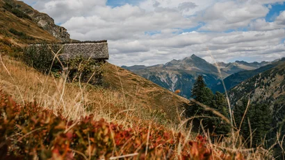 Steinbau am Berghang mit Blick auf eine alpine Berglandschaft