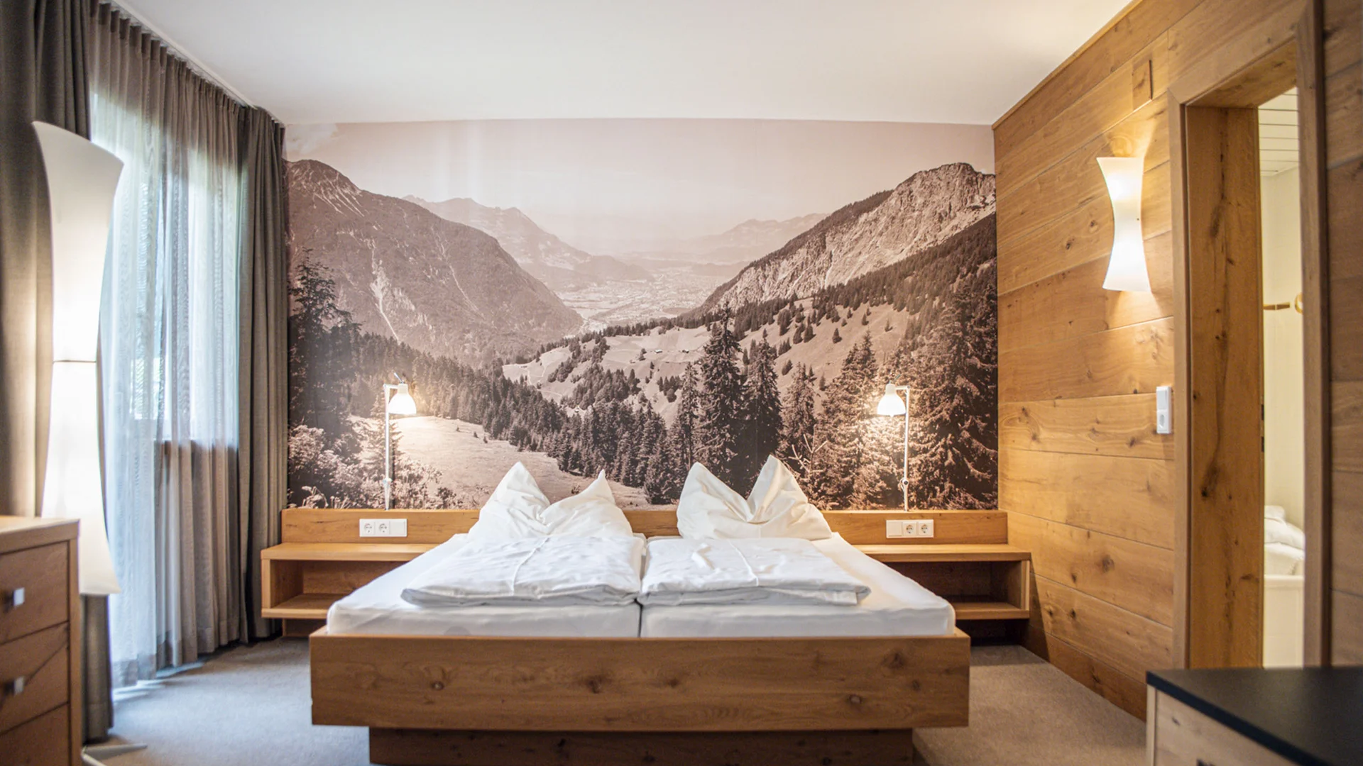 Modernes Schlafzimmer mit Holzdetails und Berglandschaftswandfoto