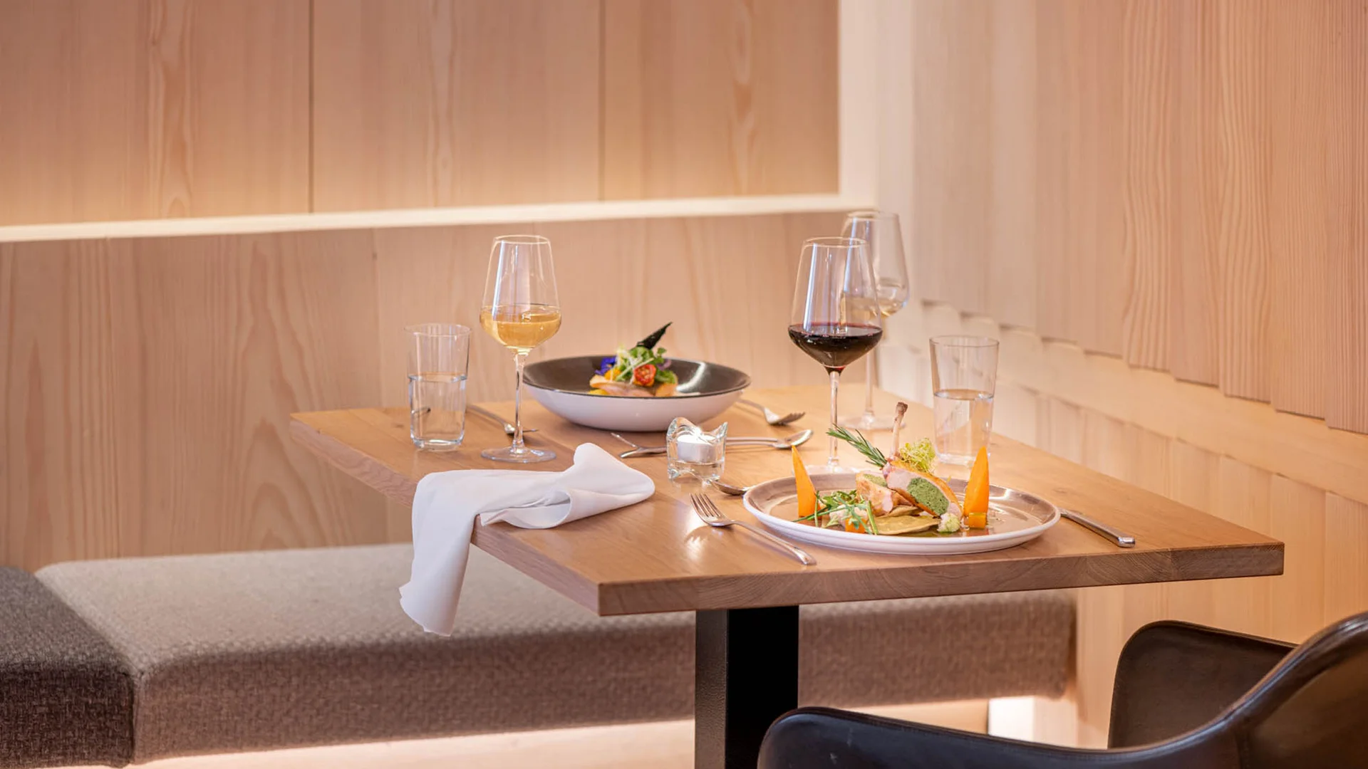 Eleganter gedeckter Tisch mit feinem Essen und Wein im modernen Restaurant