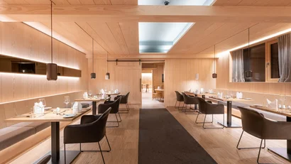 Modernes Restaurant mit Holzwänden und gedeckten Tischen