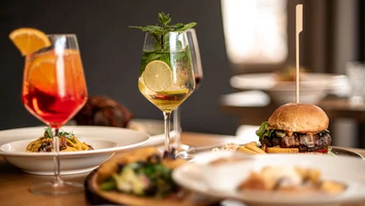 Cocktails und Hamburger mit Pommes auf einem Tisch im Restaurant