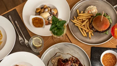 Verschiedene Gerichte auf einem hölzernen Tisch serviert